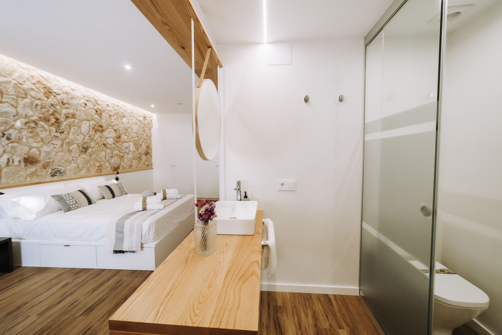 Camas dobles y baño privado · Murada Hotel